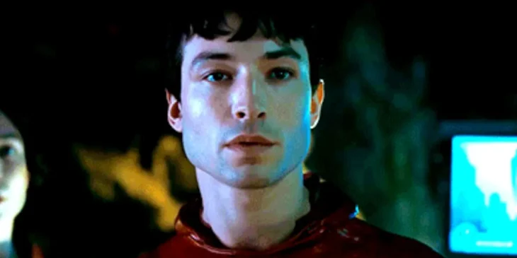Ezra Miller é Barry Allen em The Flash