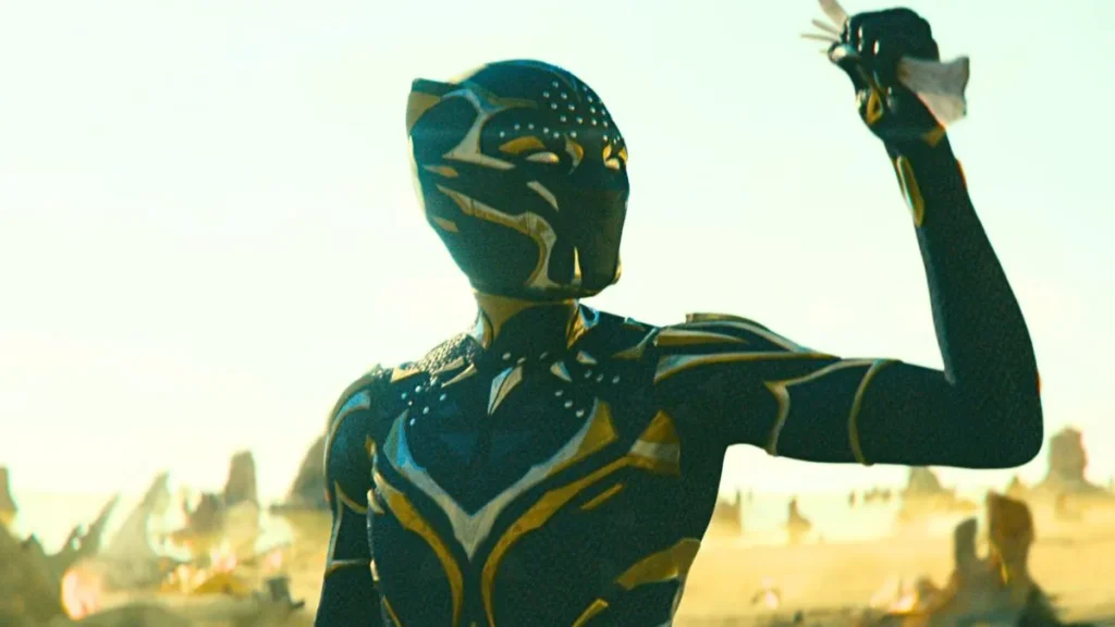 Letitia Wright com o traje do Pantera Negra