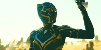 Letitia Wright com o traje do Pantera Negra