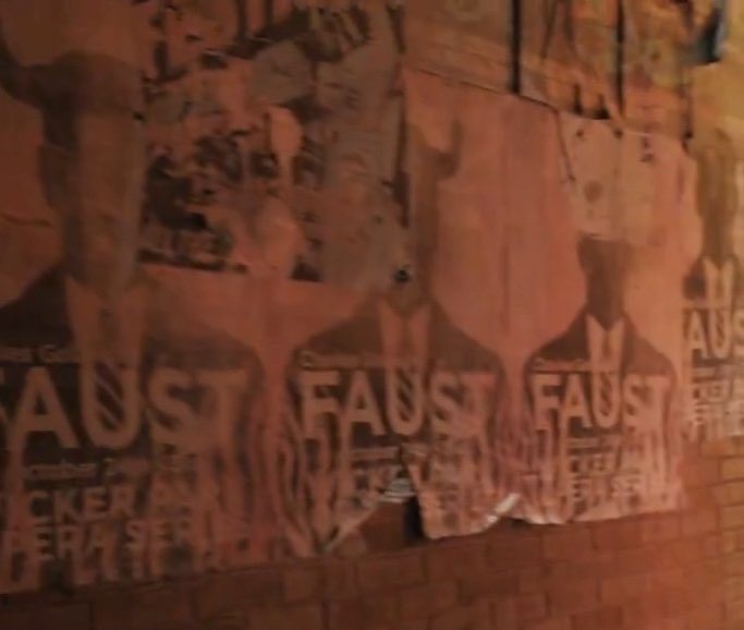 Mural com cartazes de Fausto em Coração de Ferro