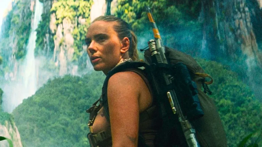 Scarlett Johansson explorando ilha misteriosa em Jurassic World Recomeço
