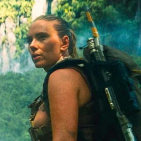 Scarlett Johansson explorando ilha misteriosa em Jurassic World Recomeço