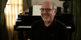 Mark Snow, compositor de Arquivo X e Smallville, morre aos 78 anos