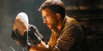 Jonathan Bailey com um ovo de dinossauro em Jurassic World Recomeço