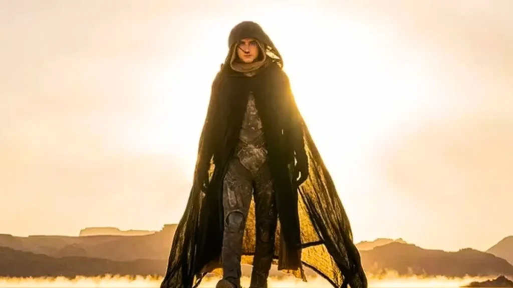 Paul Atreides caminhando em Arrakis em Duna