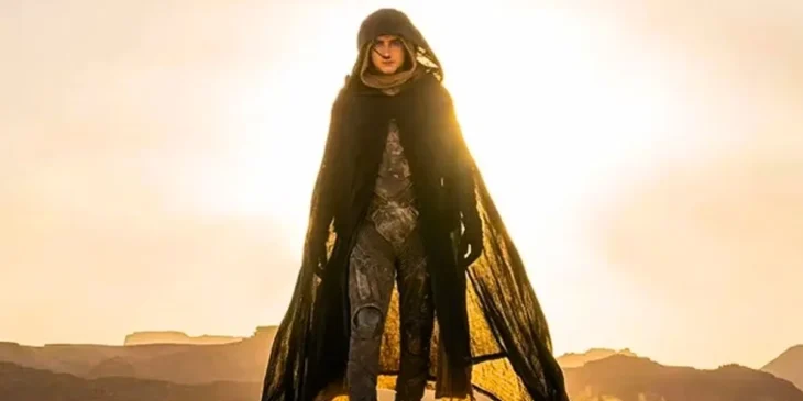 Paul Atreides caminhando em Arrakis em Duna