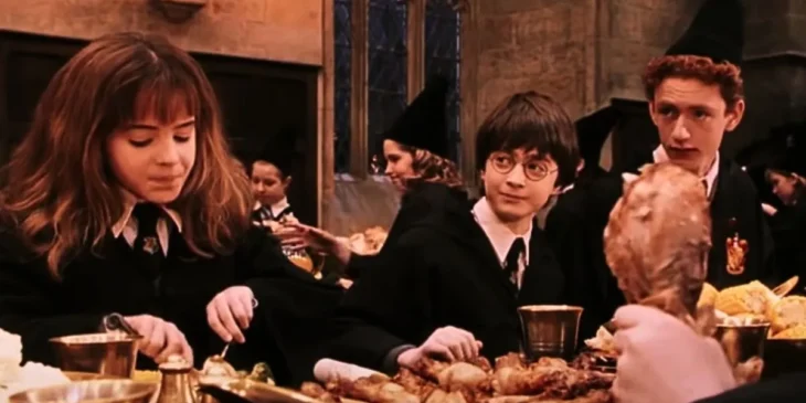 Harry Potter e Hermione no Grande Salão de Hogwarts