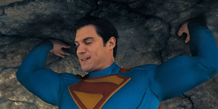 David Corenswet segurando Kaiju em Superman