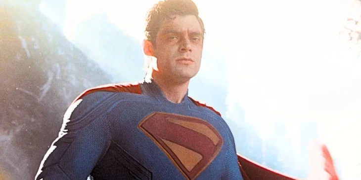Superman voando em filme da DC Studios