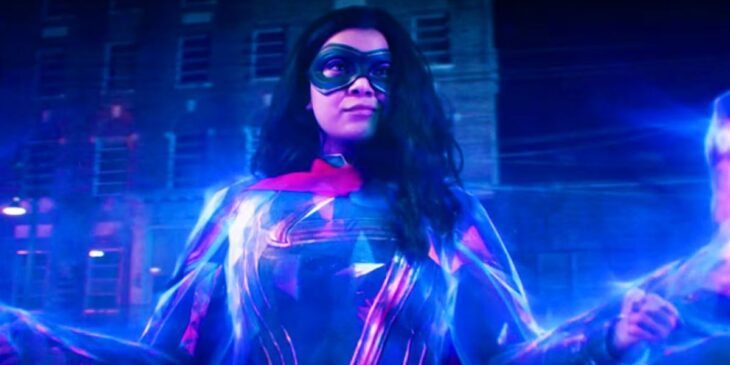 Iman Vellani usando os poderes da Ms. Marvel