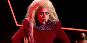 Lady Gaga, de Wandinha, performando em evento da Netflix