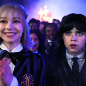 Enid e Wandinha em 2ª temporada da série da Netflix
