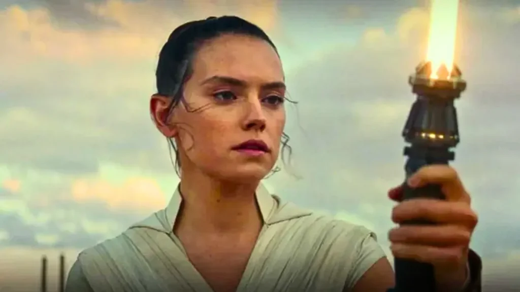 Rey, de Daisy Ridley, com sabre amarelo em Star Wars