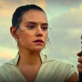 Rey, de Daisy Ridley, com sabre amarelo em Star Wars