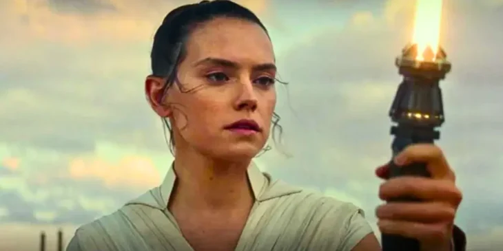 Rey, de Daisy Ridley, com sabre amarelo em Star Wars