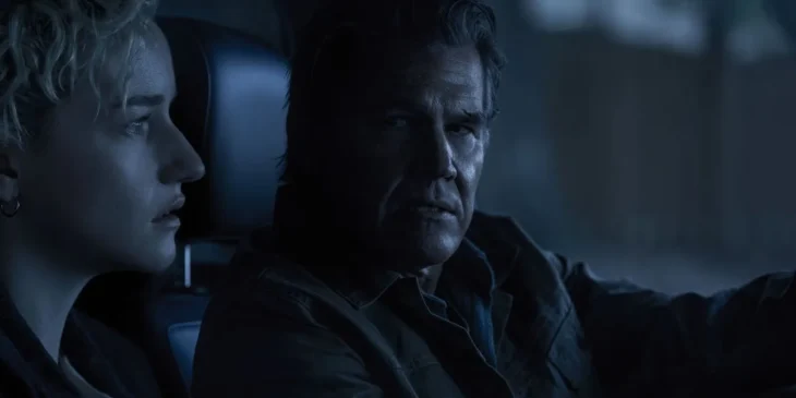Julia Garner e Josh Brolin em A Hora do Mal