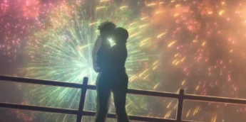 Denji e Reze em frente aos fogos de artifício em cena de Chainsaw Man - O Filme: Arco da Reze