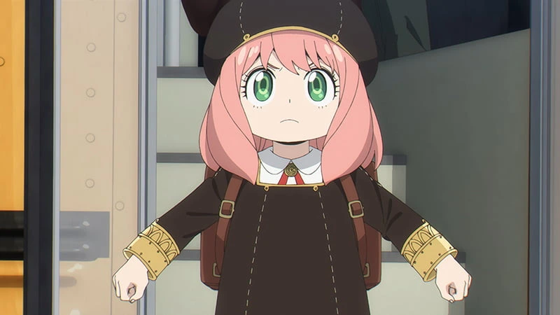 Anya usando uniforme em cena do Episódio 7 de SPY x FAMILY