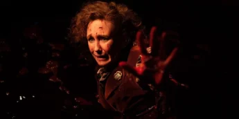 Vera Farmiga em cena bizarra de Invocação do Mal 4