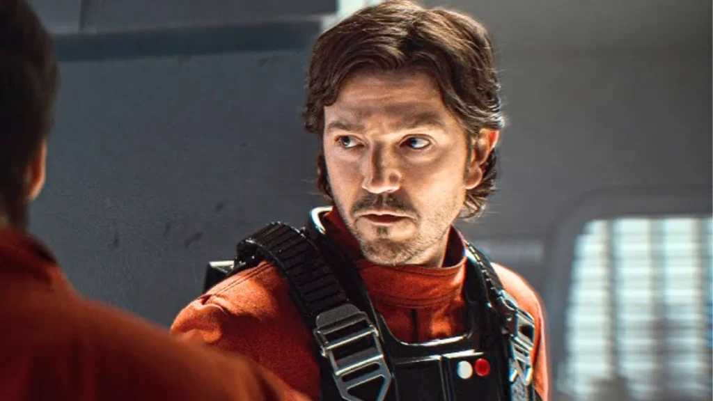 Diego Luna com traje da Aliança Rebelde em Andor