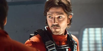 Diego Luna com traje da Aliança Rebelde em Andor