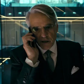Jeremy Irons em Beekeeper: Rede de Vingança