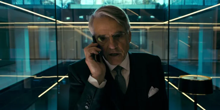 Jeremy Irons em Beekeeper: Rede de Vingança