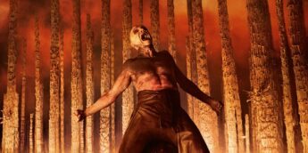 Ralph Fiennes em cenário em chamas de Extermínio O Templo dos Ossos