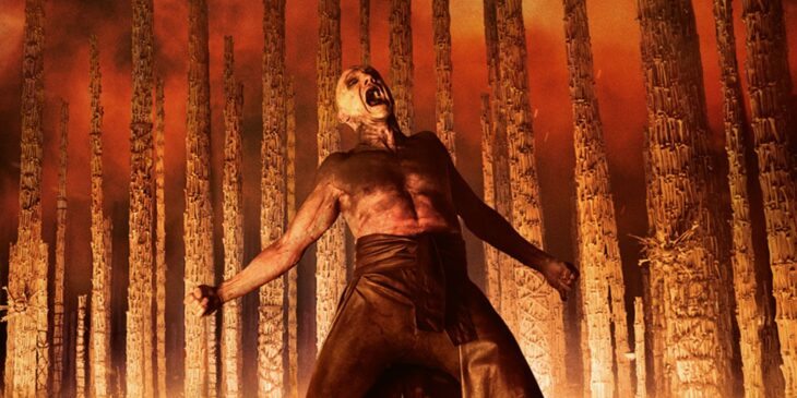 Ralph Fiennes em cenário em chamas de Extermínio O Templo dos Ossos