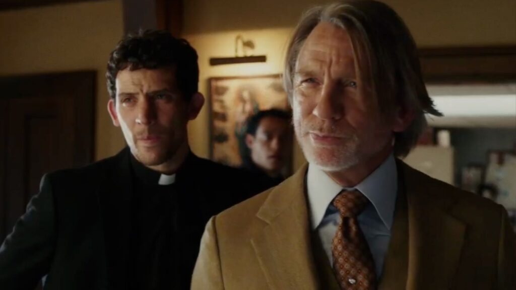 Daniel Craig e Josh O Connor em Vivo ou Morto Um Mistério Knives Out