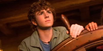 Percy Jackson navegando no Mar de Monstros