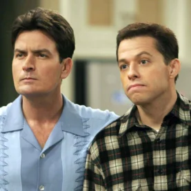 Charlie Sheen e Jon Cryer em Dois Homens e Meio