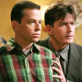 Jon Cryer e Charlie Sheen em Dois Homens e Meio