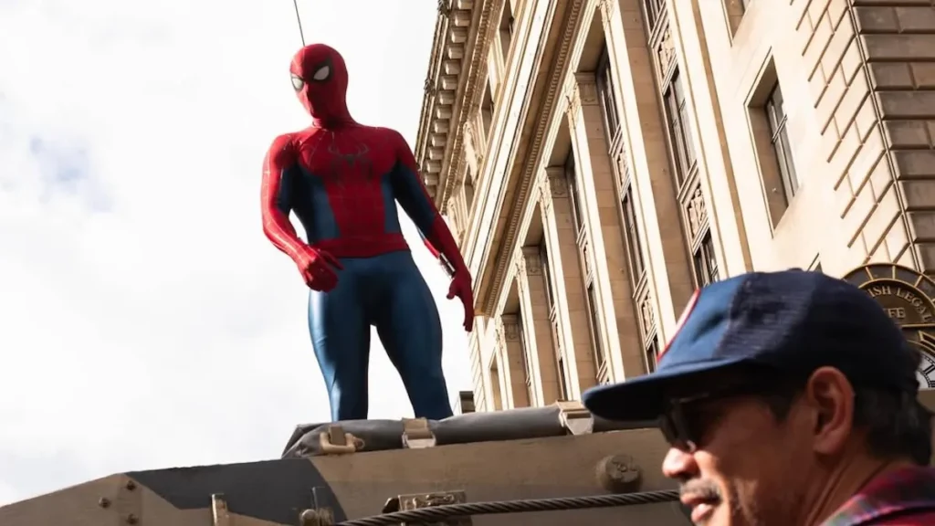 Tom Holland no set de Homem-Aranha: Um Novo Dia