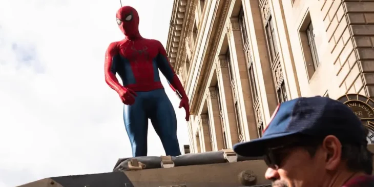 Tom Holland no set de Homem-Aranha: Um Novo Dia
