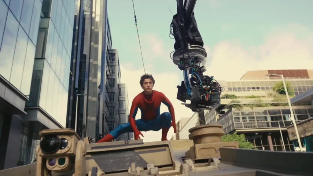 Tom Holland no set de Homem-Aranha: Um Novo Dia