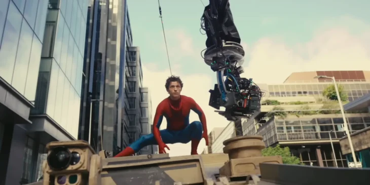 Tom Holland no set de Homem-Aranha: Um Novo Dia