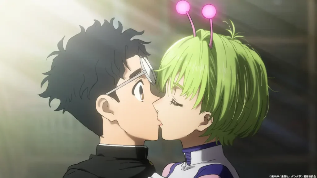 Bamora beijando Okarun em cena do Episódio 24 de DAN DA DAN