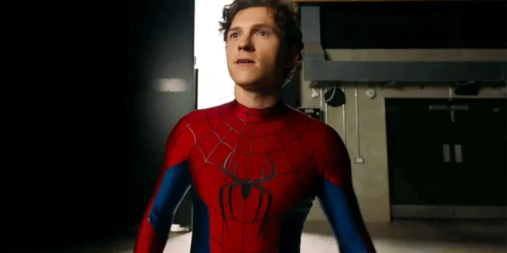Tom Holland no set de Homem-Aranha 4