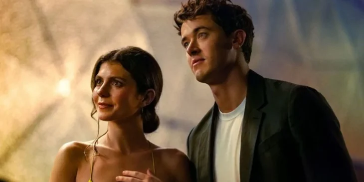 Tom Blyth, de Jogos Vorazes, em De Férias com Você, da Netflix