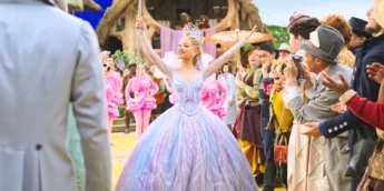 Ariana Grande em cenário de O Mágico de Oz em Wicked Parte II