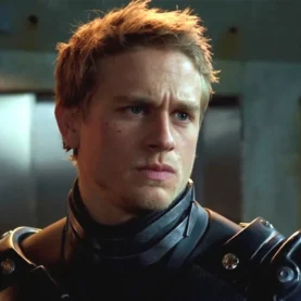 Charlie Hunnam em Círculo de Fogo