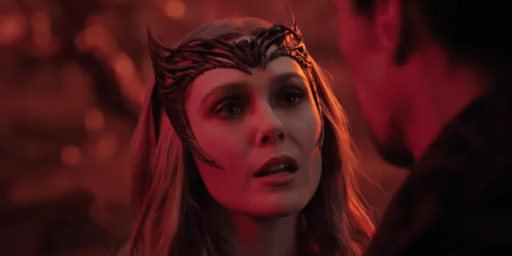 Elizabeth Olsen como a Feiticeira Escarlate