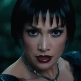 Jennifer Lopez em O Beijo da Mulher Aranha
