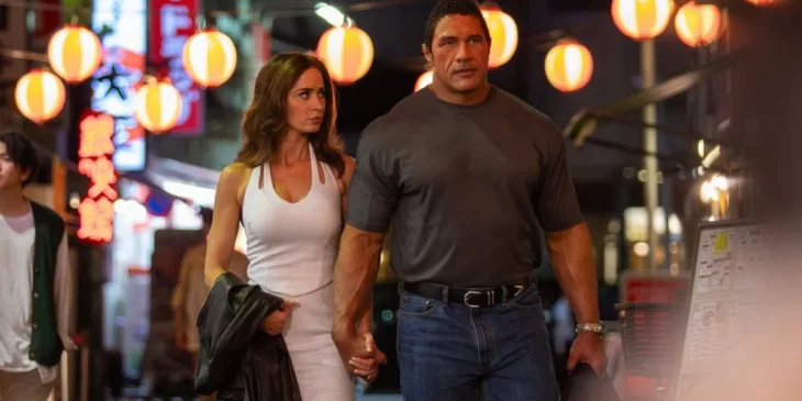 Emily Blunt e Dwayne Johnson em Coração de Lutador