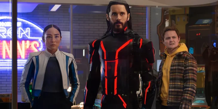 Jared Leto e Greta Lee em Tron: Ares