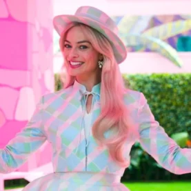 Margot Robbie caracterizada como Barbie