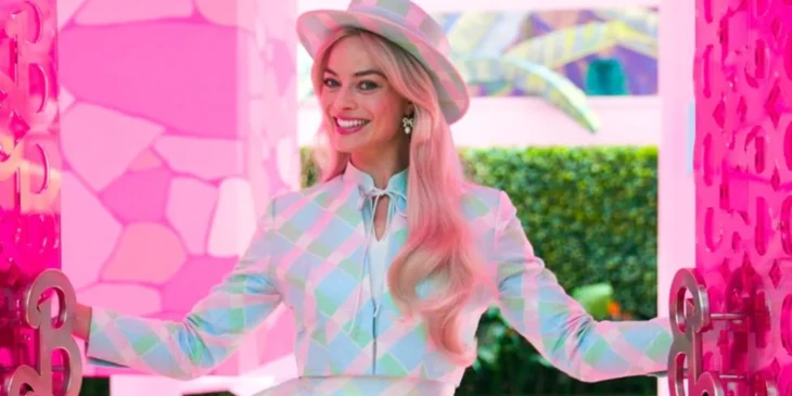 Margot Robbie caracterizada como Barbie