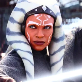 Rosario Dawson em combate como Ahsoka