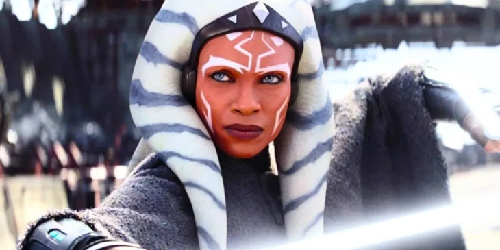 Rosario Dawson em combate como Ahsoka
